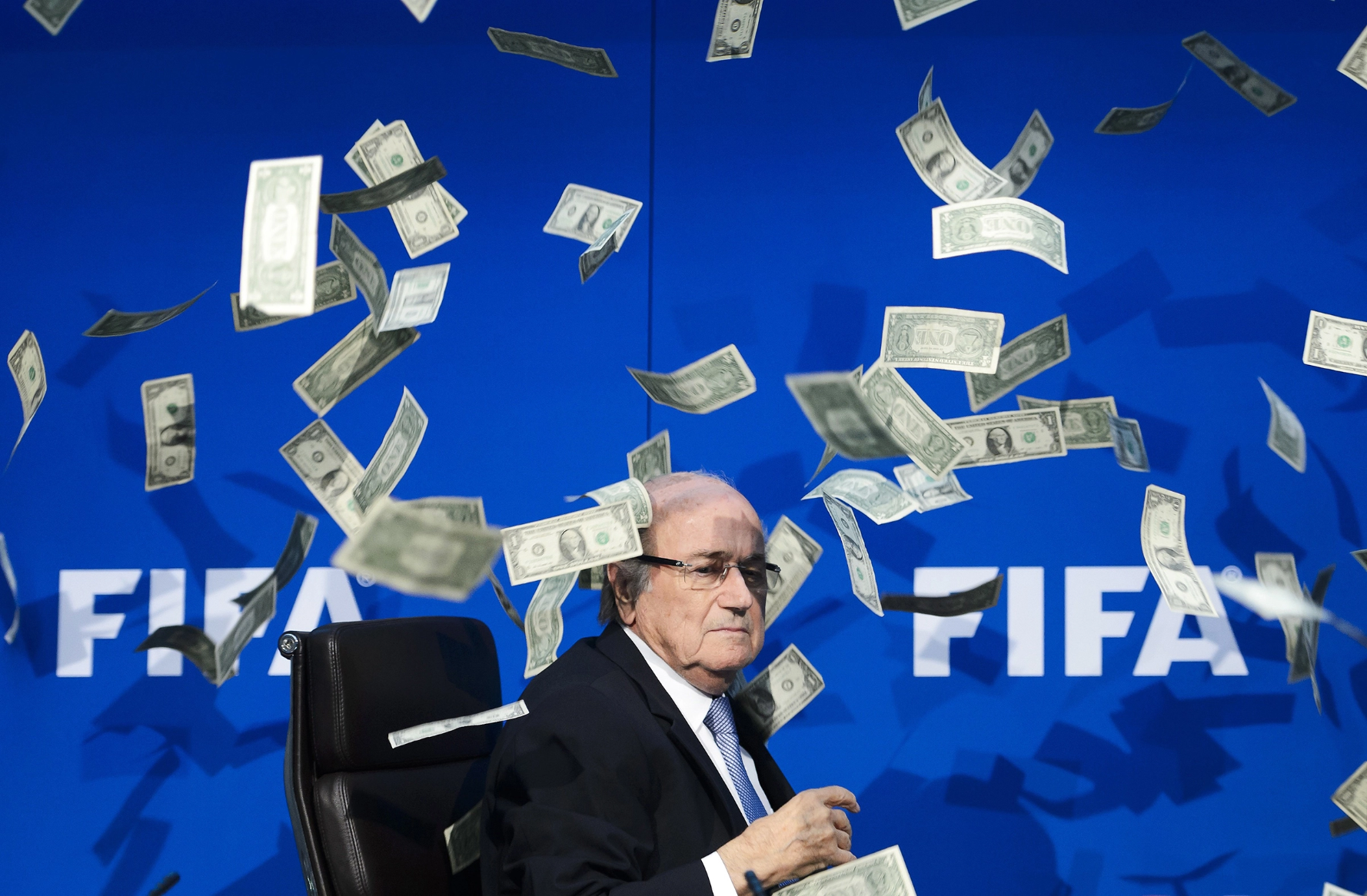 O Presidente da Fifa em meio a uma chuva de notas, em evento da entidade