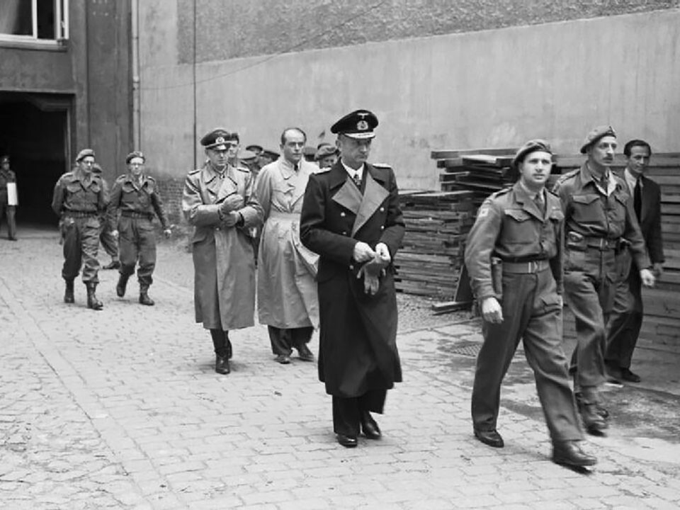 A prisão do Almirante Doenitz.