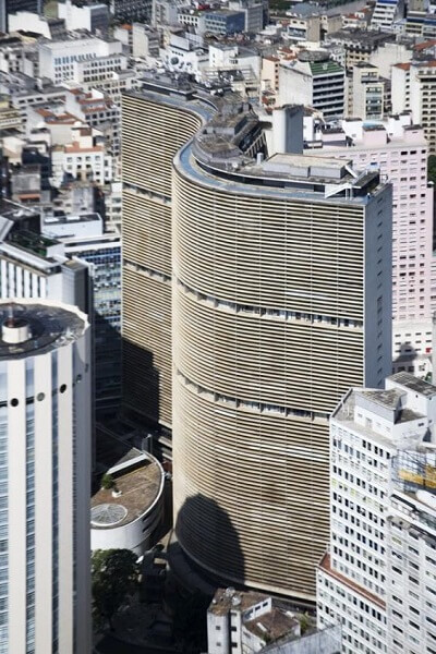 Foto colorida mas que poderia ser em preto e branco do centro de SP, com destaque para o COPAN
