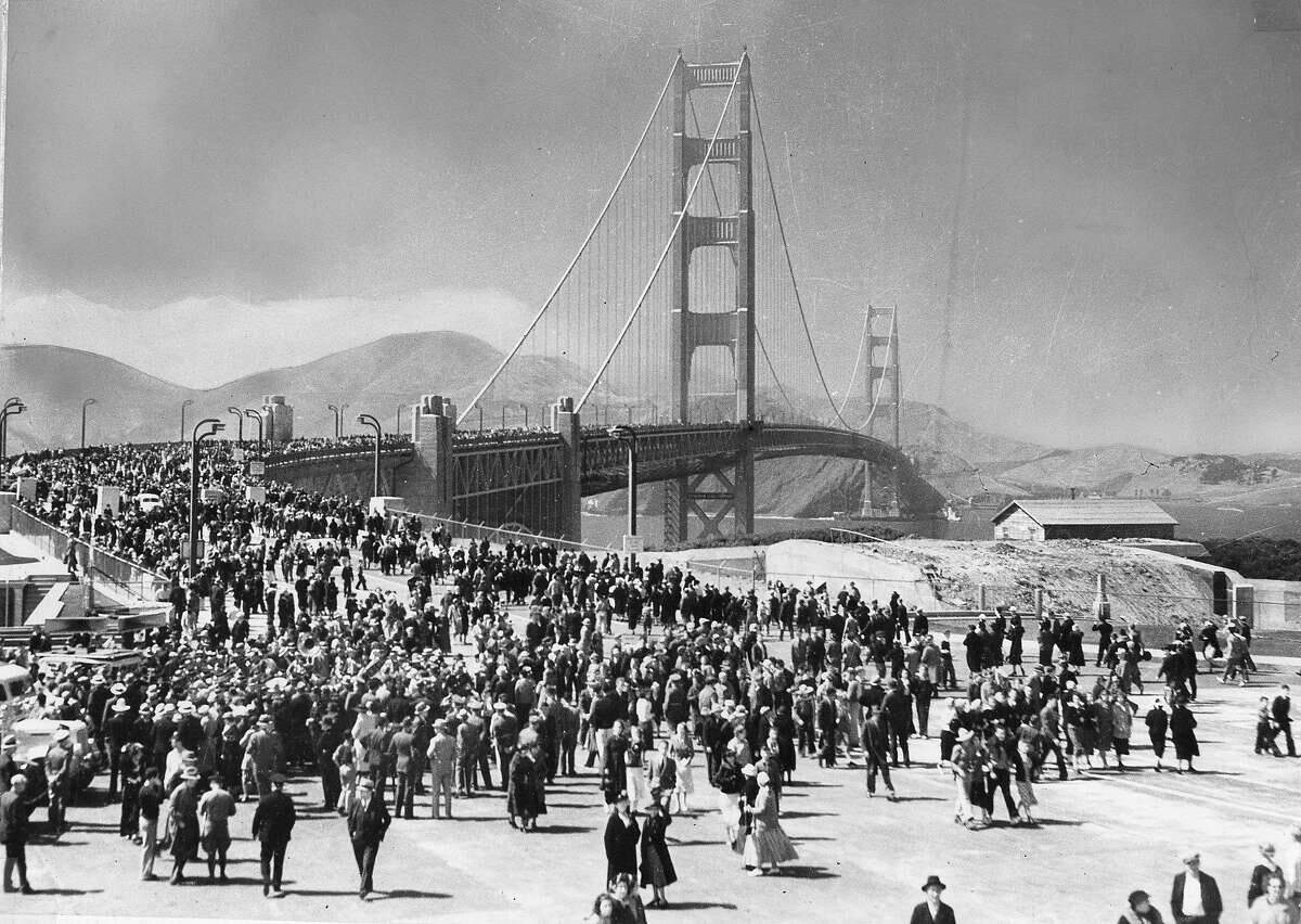 Pedestres na inauguração da Golden Gate