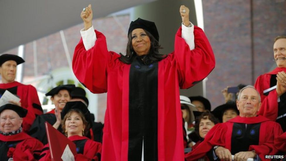 Aretha Franklin, em traje de formanda, comemora o título.