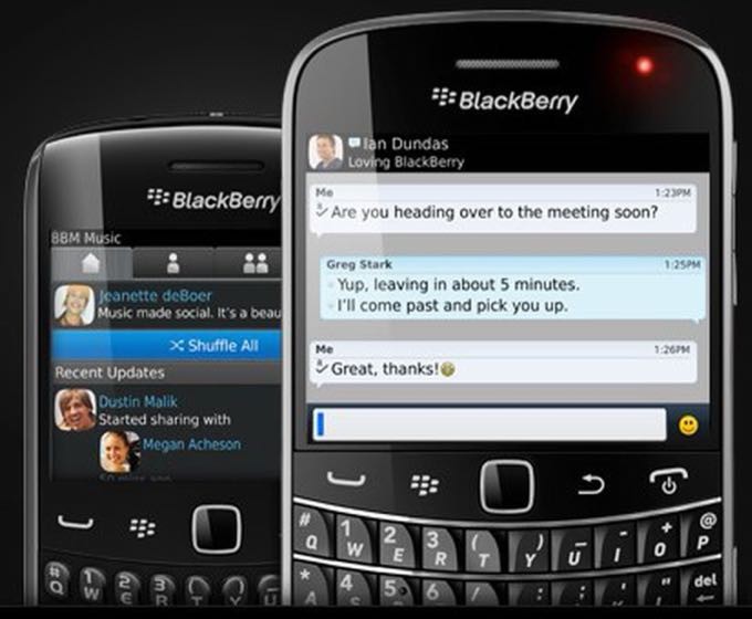Aparelhos BlackBerry trocando mensagens via BBM