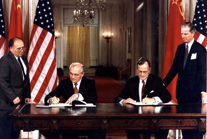 Gorbachov e Bush assinam o tratado