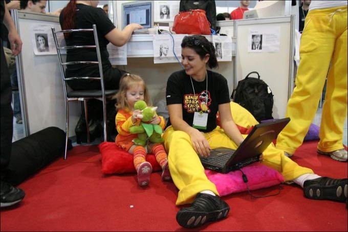 As Linuxchix Renata (de costas), Alice (com a pelúcia) e Lulyis, em seu stand.