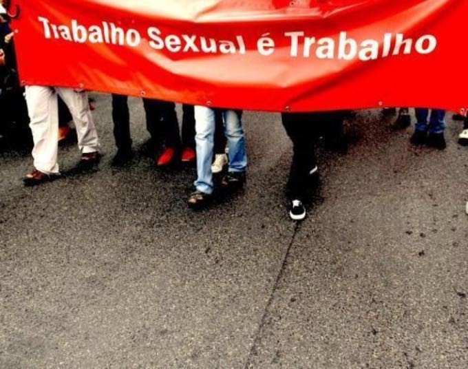 Passeata com cartaz dizendo: Trabalho Sexual É Trabalho