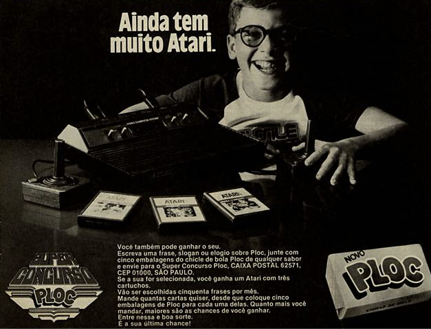 Anúncio impresso com um menino sorrindo em meio a Atari, cartuchos e chiclete.