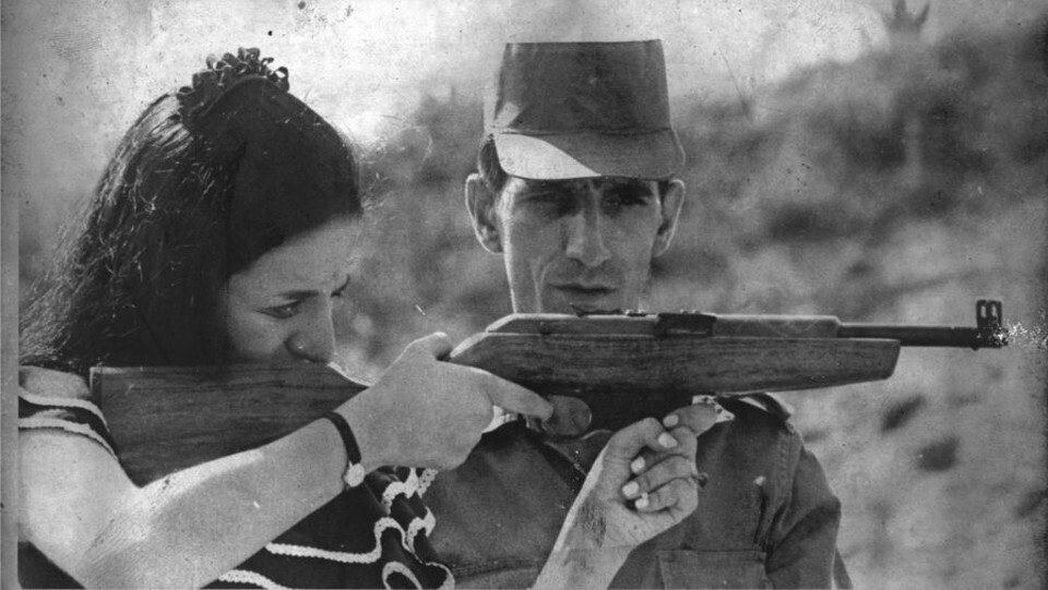 Lamarca, ainda no exército, em treinamento de tiro para funcionárias do Bradesco