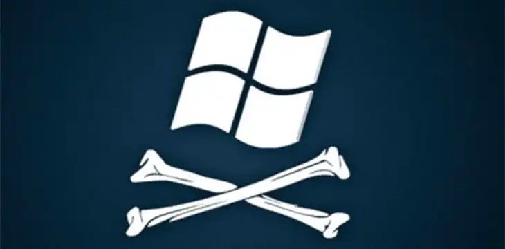 Símbolo da pirataria estilizado, com ossos cruzados e um logo do Windows no lugar da caveira