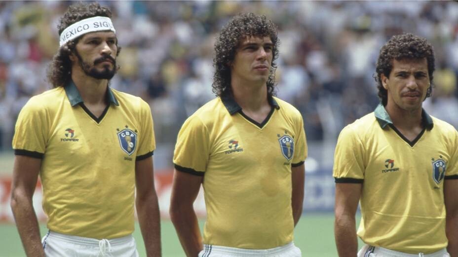 Sócrates e Casagrande em campo, perfilados, na Copa de 1986