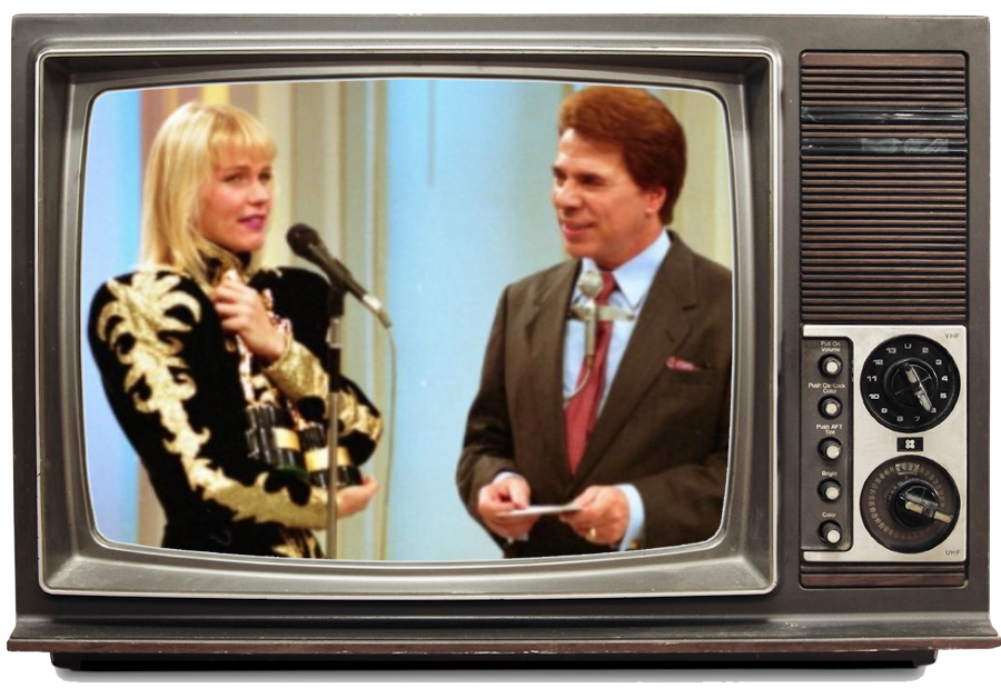 Xuxa, com seu figurino do Xou, e Silvio Santos na tela do SBT