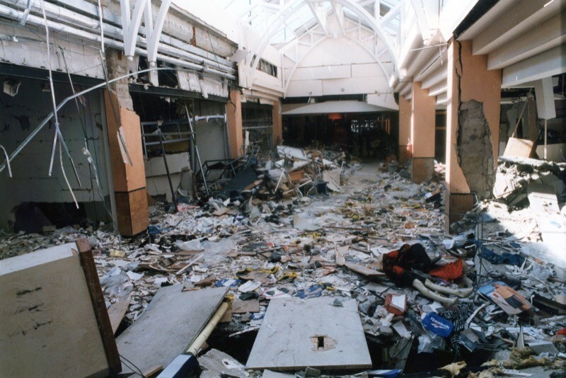 Escombros no local da praça de alimentação do shopping