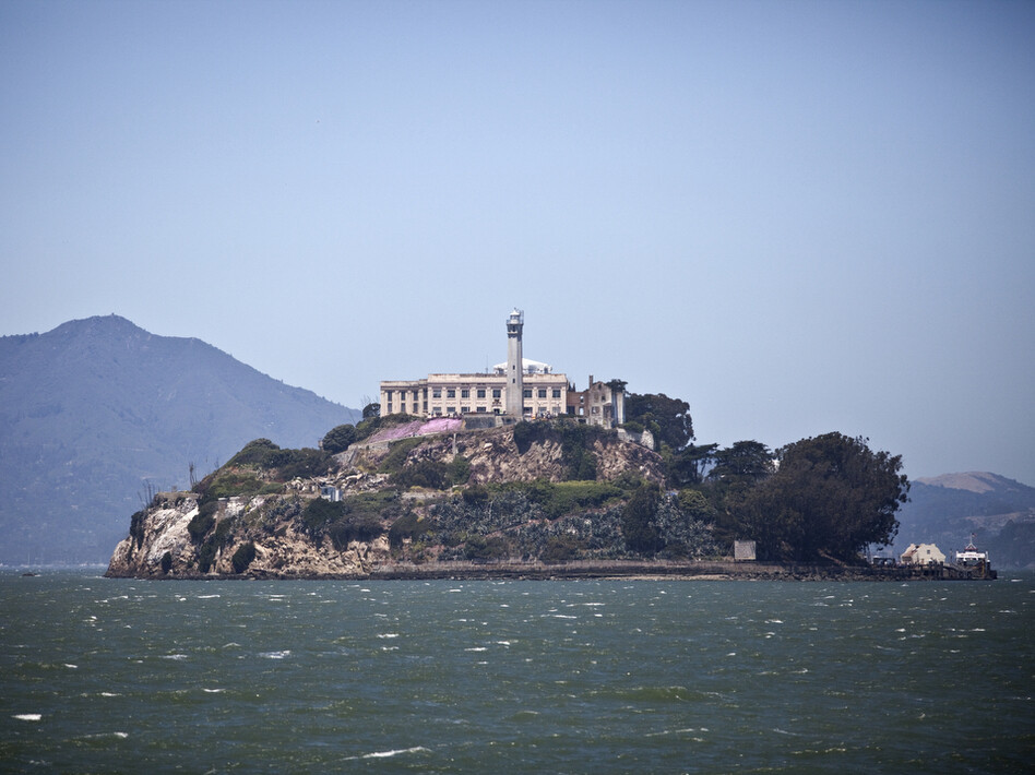 A ilha de Alcatraz e o prédio que foi sua prisão