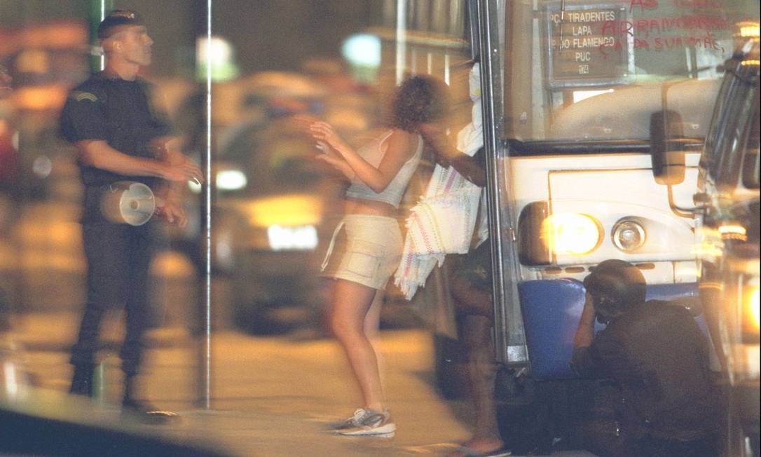 Foto do momento do desembarque do sequestrador com a refém