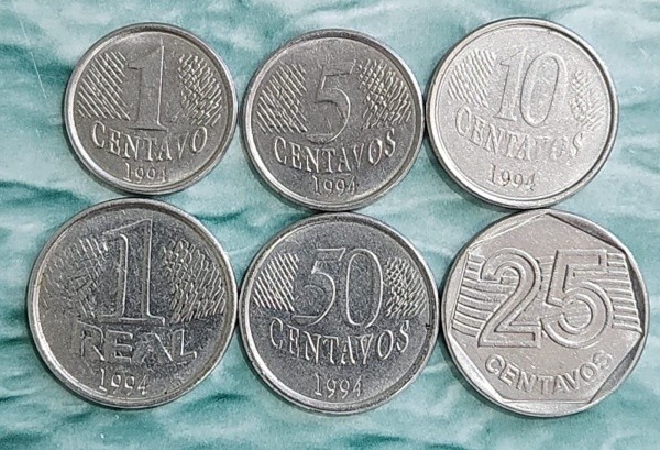 As moedas de real em 1994, em denominações de 1 real e de 1, 5, 10, 25 e 50 centavos.