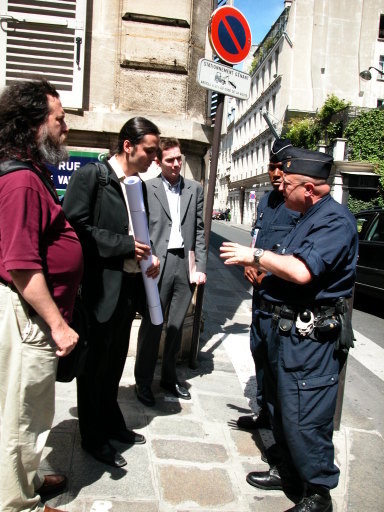 Dois policiais interagem com Stallman e os 2 franceses que o acompanharam nas movimentações.