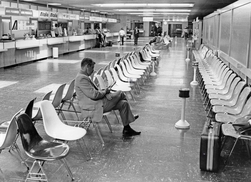 Foto em preto e branco do saguão de um aeroporto vazio