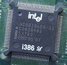 um i386 SX instalado em uma placa-mãe