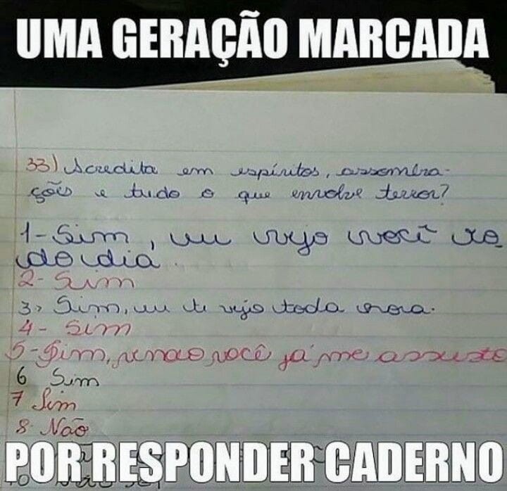 Caderno de questionário colegial com a pergunta “Acredita em espíritos e assombrações“, e respostas como “Sim, vejo você todo dia“, formando o meme: “Uma geração marcada por responder caderno”