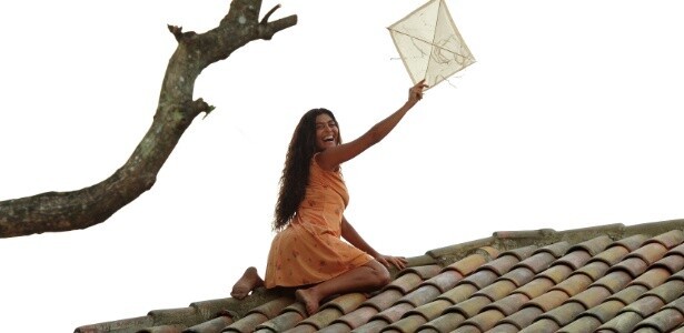 A protagonista Gabriela busca uma pipa no telhado, recriando cena clássica da adaptação original estrelada por Sônia Braga