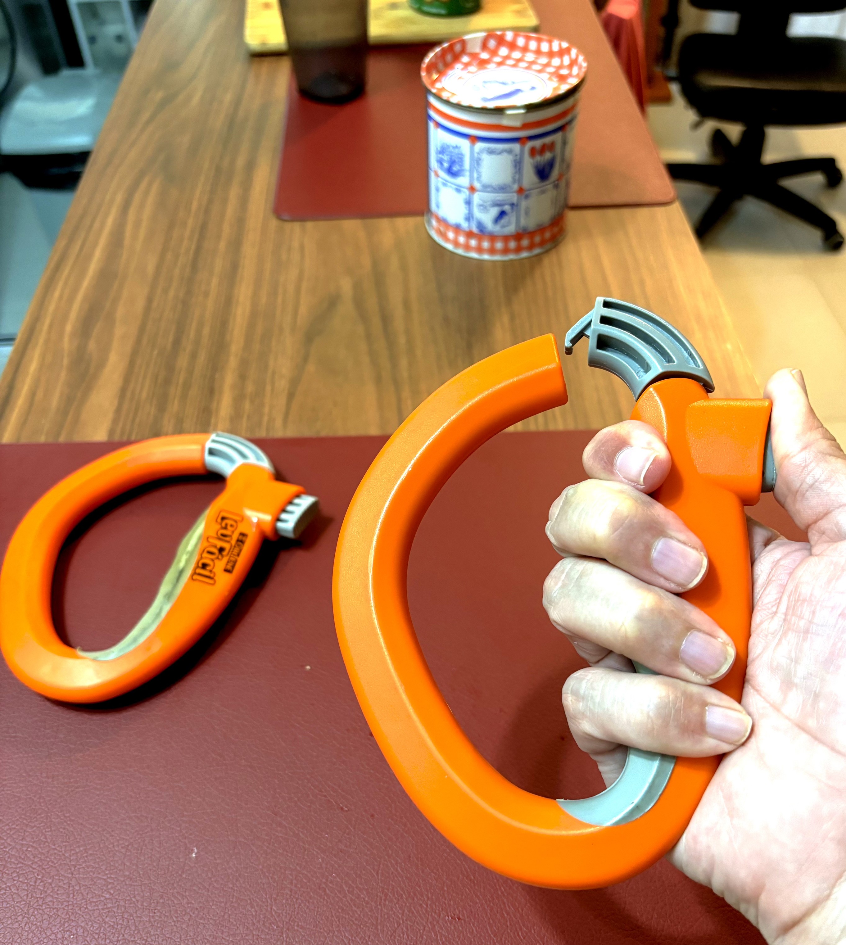 Dois pegadores de sacola marca Ordene Lev Facil