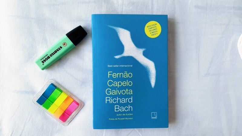 O livro, acompanhado de material para destaques e anotações