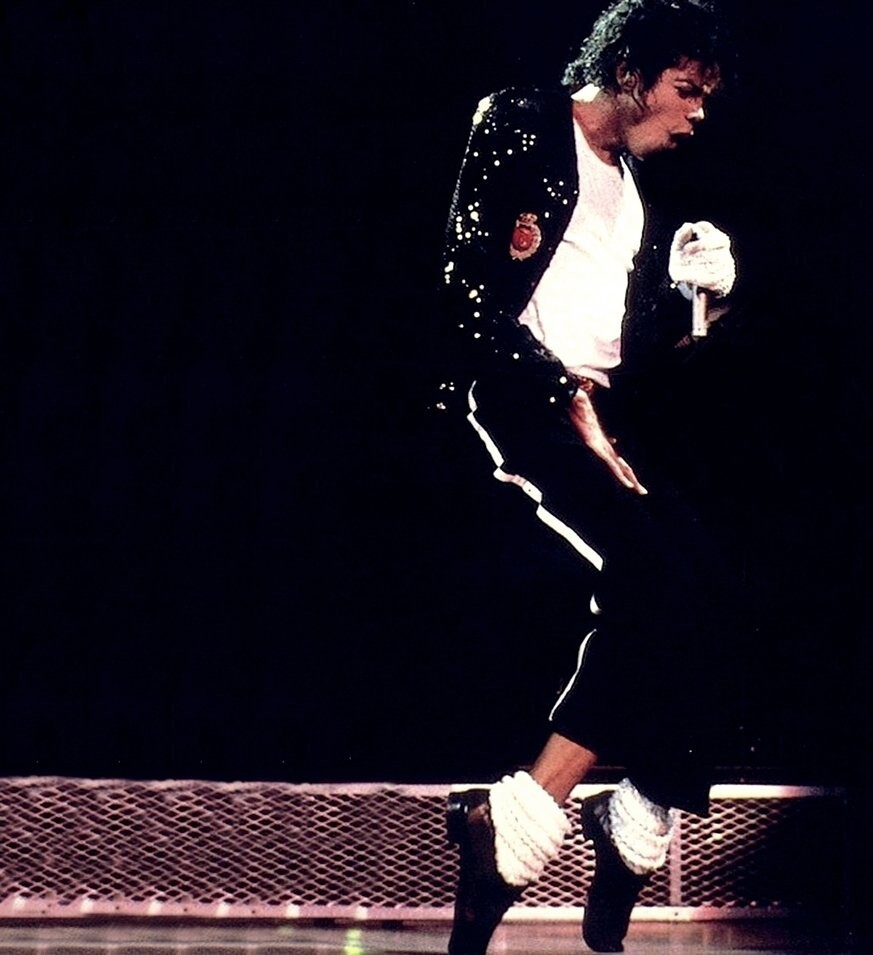 Michael Jackson em coreografia no palco