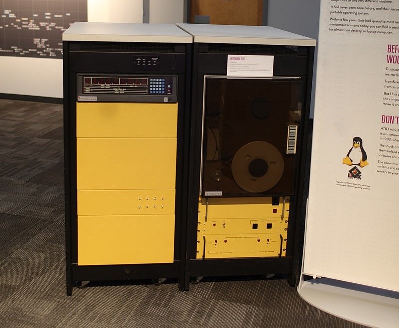 Um supermini do exterior, modelo Interdata 7/32, preservado em um museu