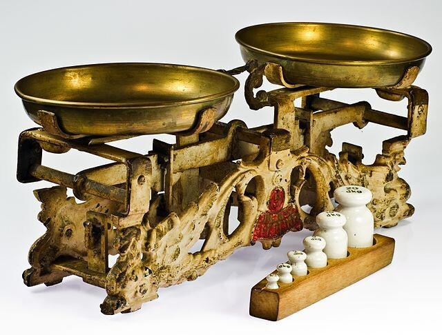 Balança com conjunto de pesos no já no sistema métrico