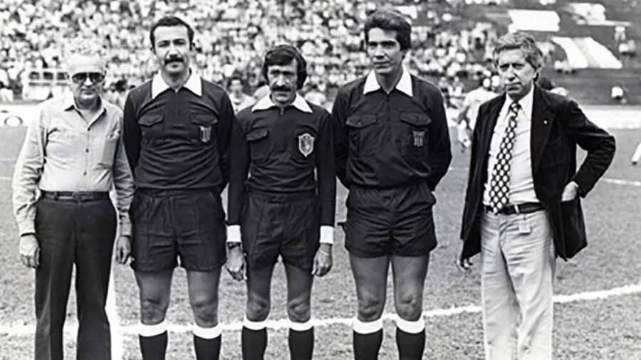 Árbitros dos anos 80, incluindo o inesquecível Roberto Nunes Morgado, em foto não relacionada à disputa salarial mencionada.