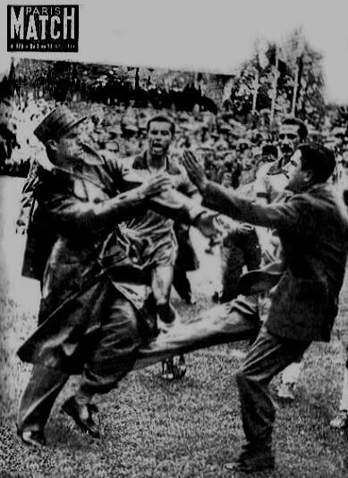 Capa da revista Paris Match com foto do momento em que a briga já era generalizada e o jornalista brasileiro Paulo Planet Buarque passa uma banda num guarda suiço.