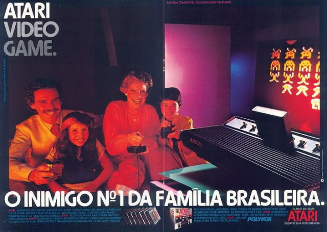 Anúncio da Polyvox apresentando o Atari ao Brasil, com o título “O inimigo nº 1 da família brasileira“, e foto de um casal e 2 crianças jogando videogame, com a mãe segurando o joystick como se o nome devesse ser interpretado literalmente.