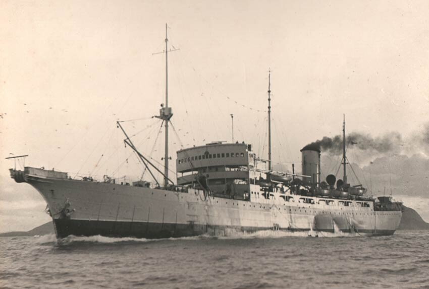 Foto em preto e branco do navio Monarch