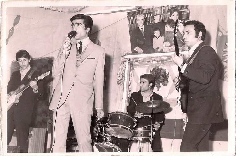 Banda local se apresenta no Irã, antes da tomada do poder pelos fundamentalistas.