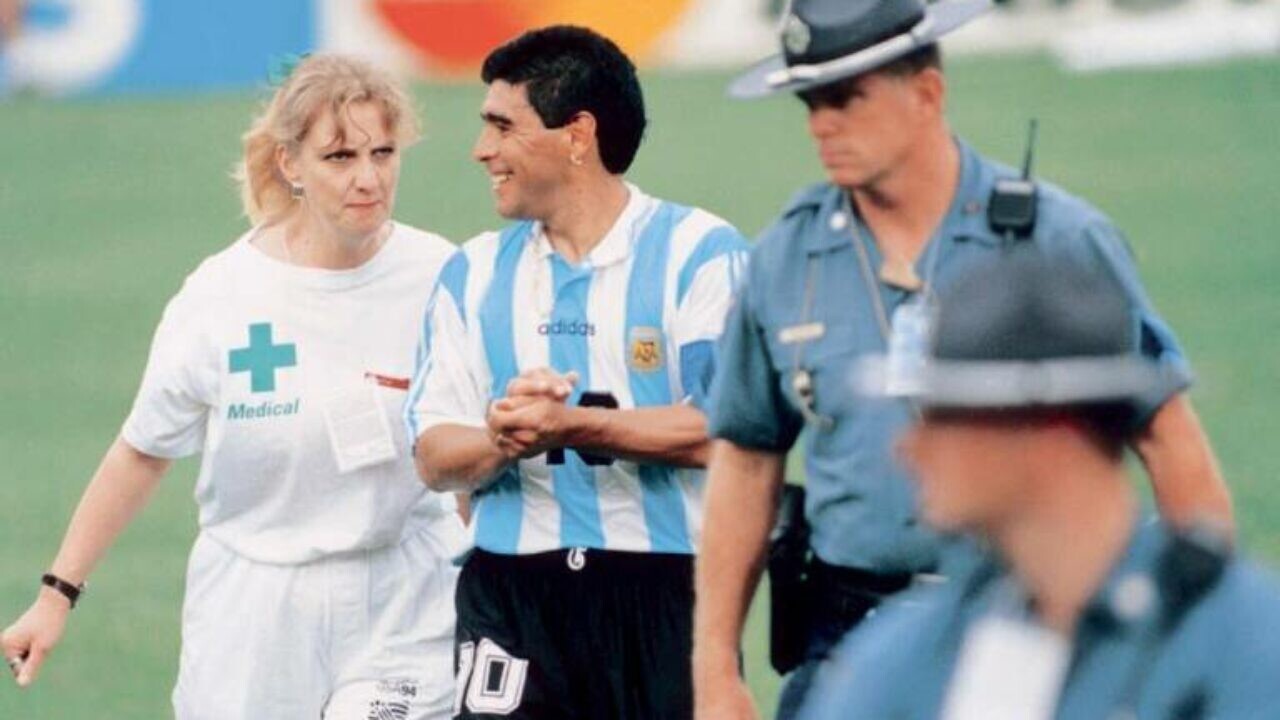 Maradona sendo conduzido pela enfermeira Sue Carpenter para a coleta da amostra para o exame