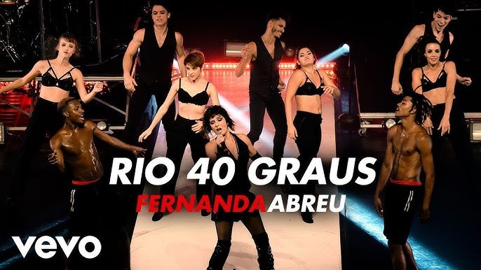 Banner da carioca Fernanda Abreu no palco apresentando Rio 40 Graus.
