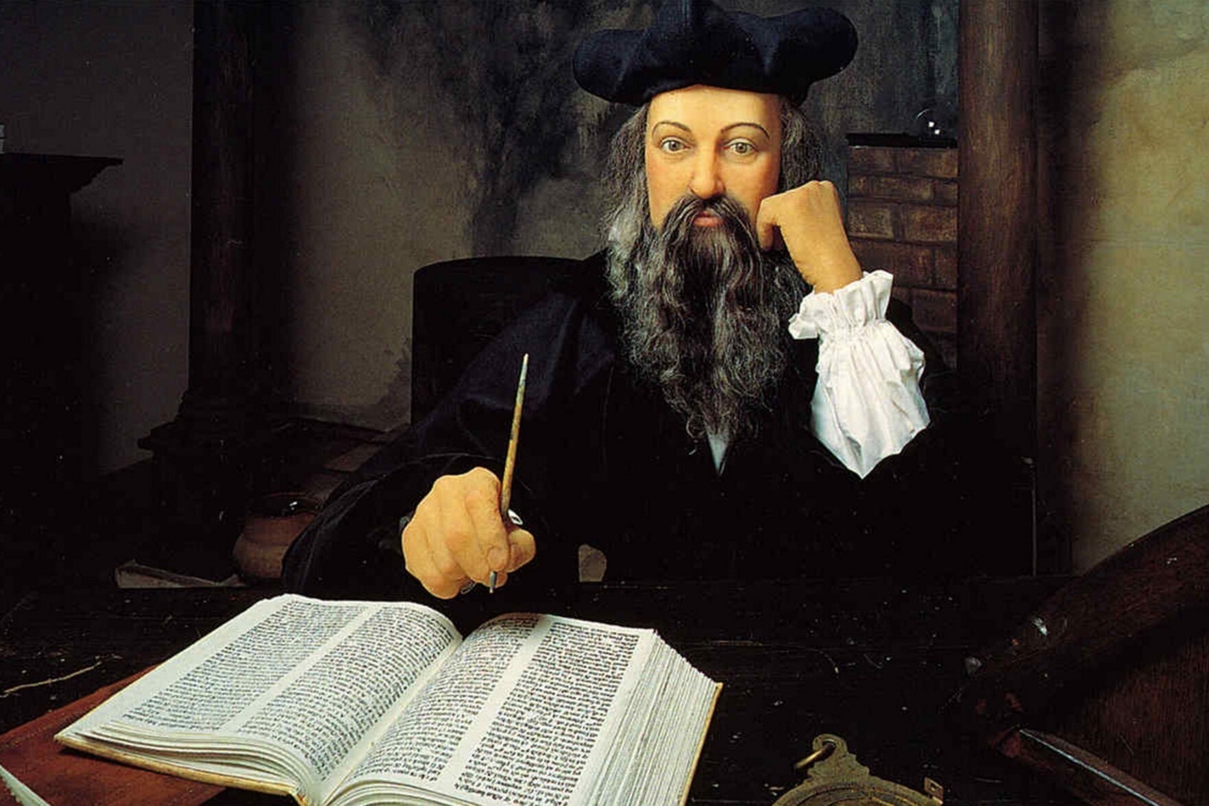Pintura representando Michel de Nostradamus, preparando-se para escrever em uma página já completamente escrita.