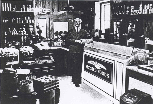 Clarence Birdseye junto a um freezer expositor de seus produtos congelados pioneiros