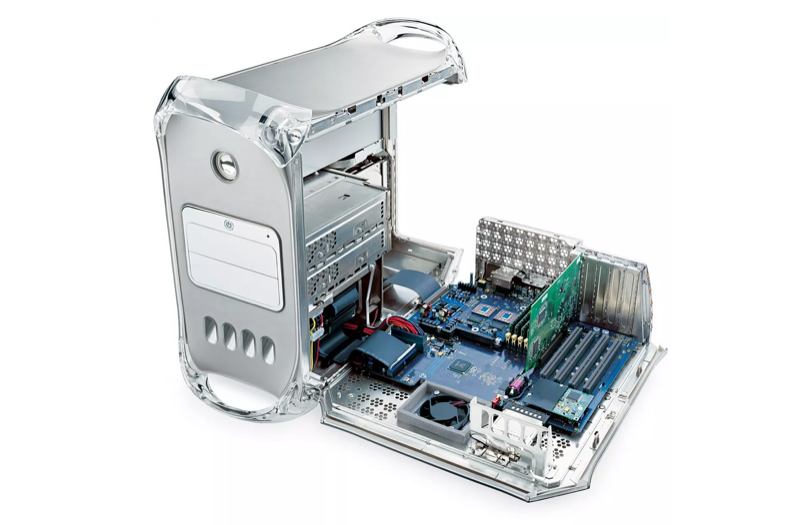 Um Power Mac G4 com o gabinete aberto