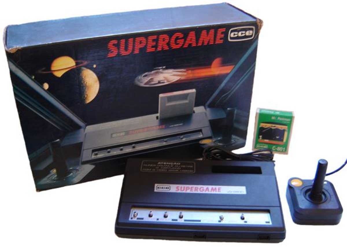 Caixa e console do Supergame, com controle e um cartucho.