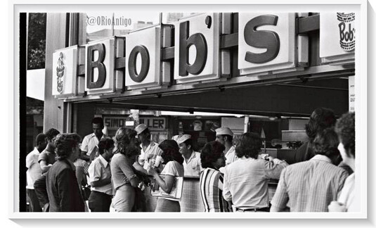 Foto em preto e branco de loja do Bob's nos anos 80