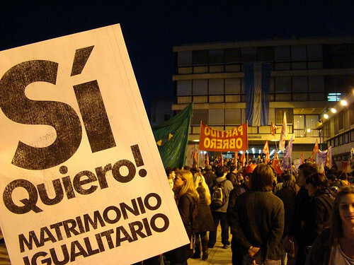 Manifestação com cartaz favorável ao matrimônio igualitário