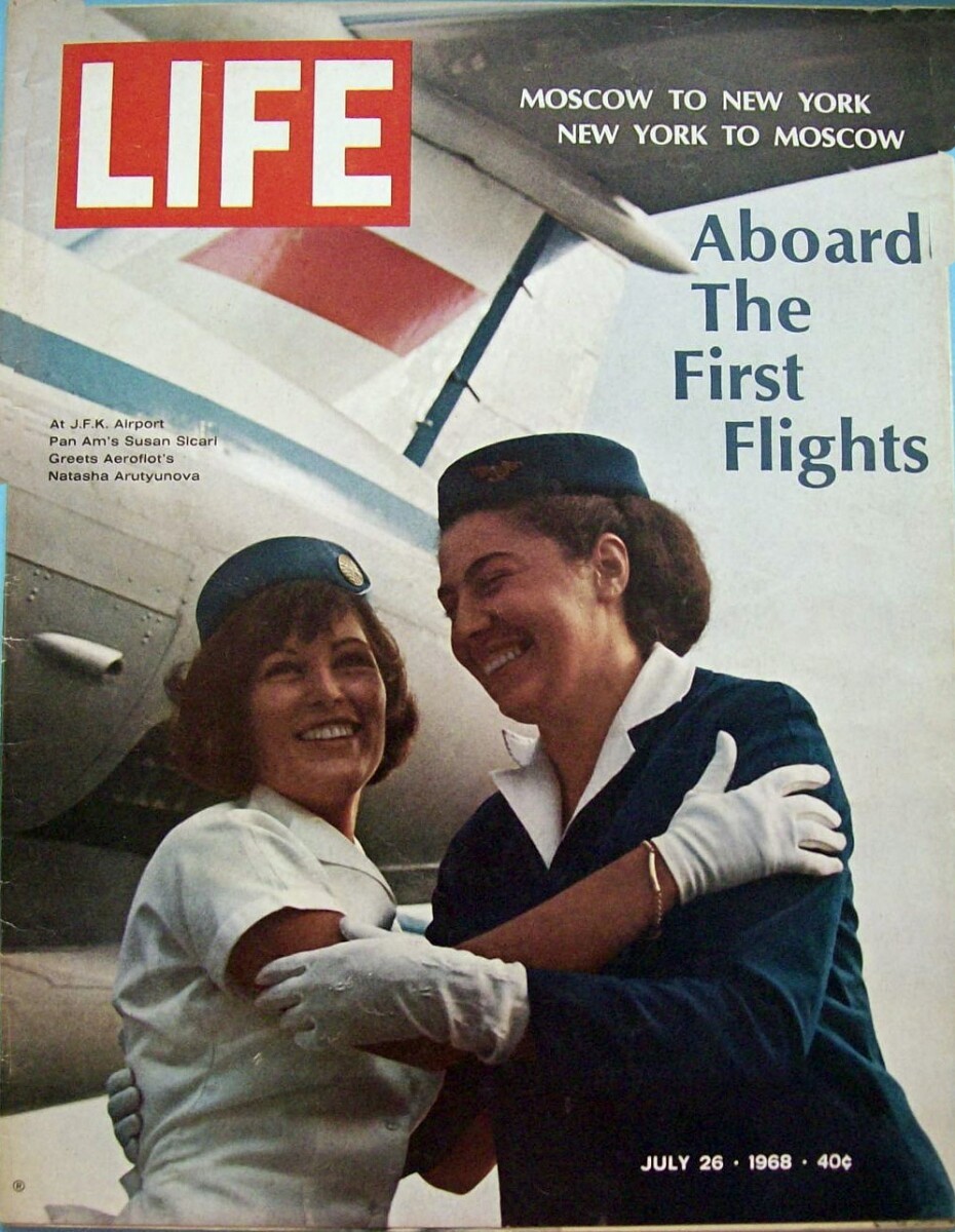 A sorridente cortesia profissional entre as funcionárias das duas companhias aéreas na capa da revista Life