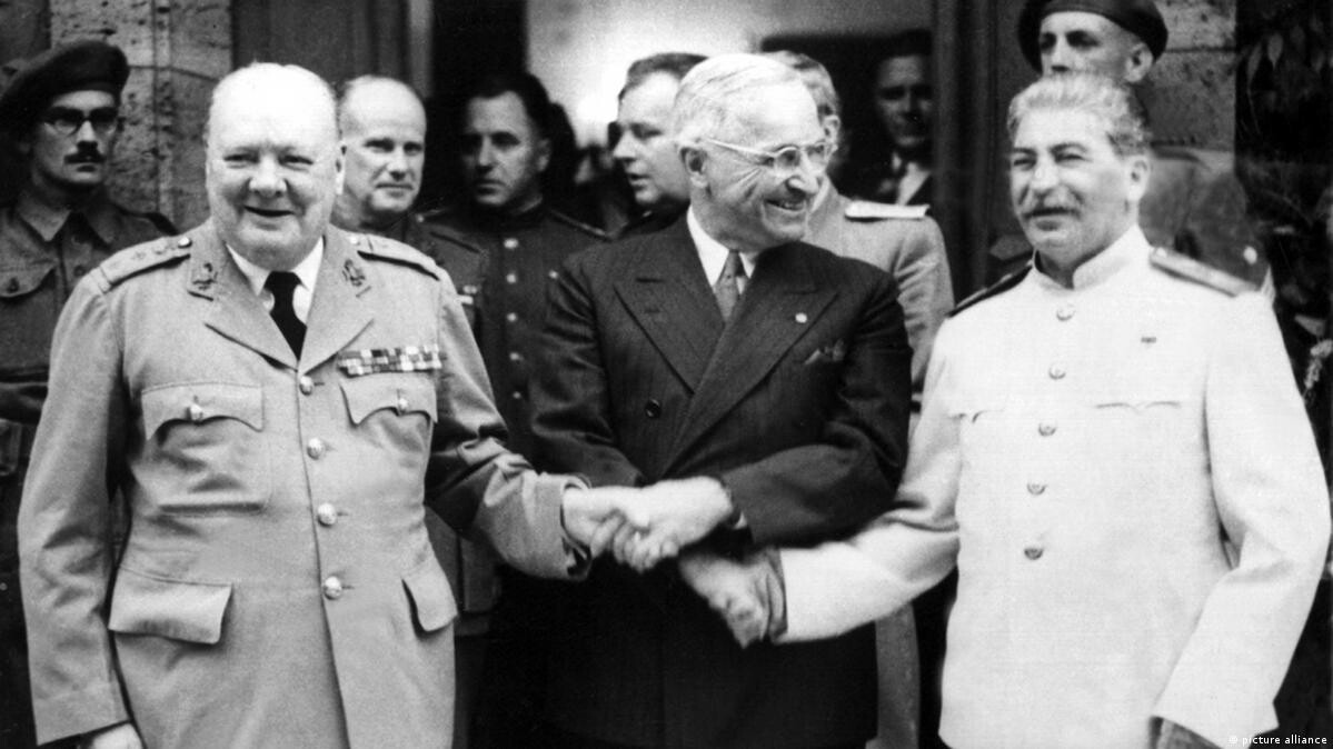 Churchill, Truman e Stalin apertam as mãos
