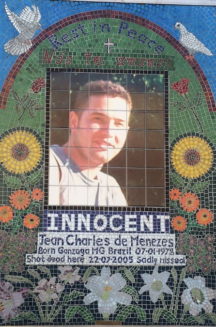 Mural celebra a memória do inocente Jean Charles no local do trágico fim de sua vida.