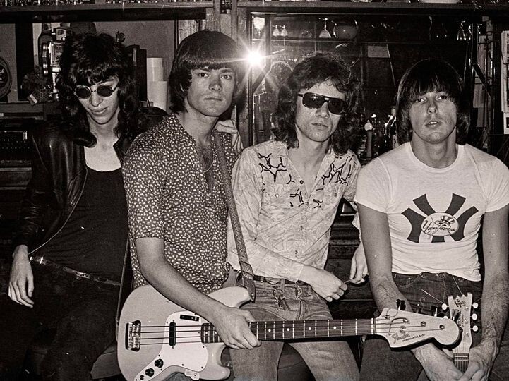 Os Ramones em uma de suas primeiras apresentações ao vivo