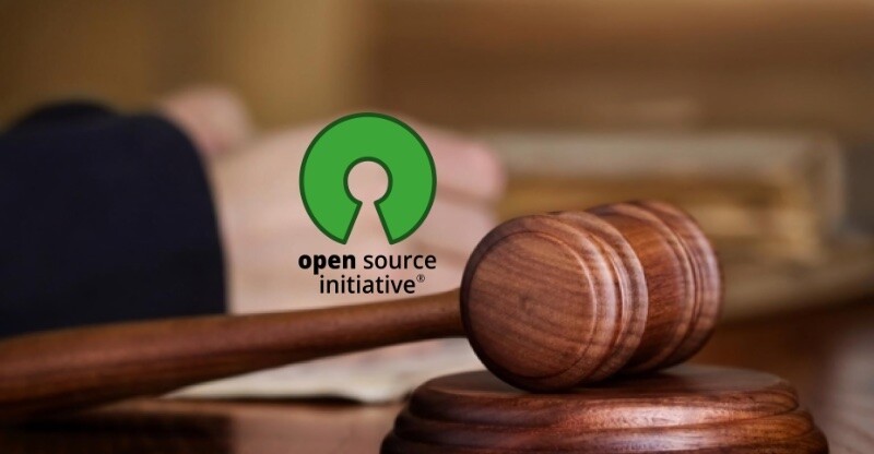 Logo da Open Source Initiative junto a uma cena de tribunal