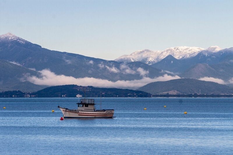 A neve na Serra do Tabuleiro, vista a partir da areia da praia em Florianópolis, 2013