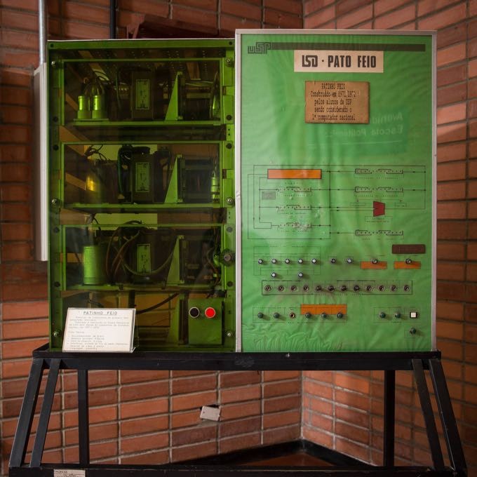 Foto do painel do Patinho Feio, hoje exposto na USP.