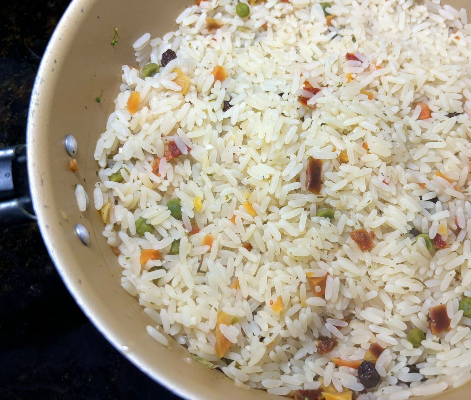 Uma panela de arroz à grega, fotografada bem de perto