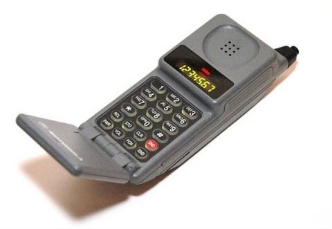 Um celular Motorola MicroTAV PT 550